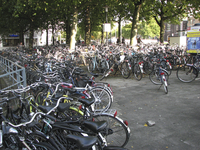 901200 Afbeelding van een grote hoeveelheid geparkeerde fietsen aan de oostzijde van het Smakkelaarsveld te Utrecht.